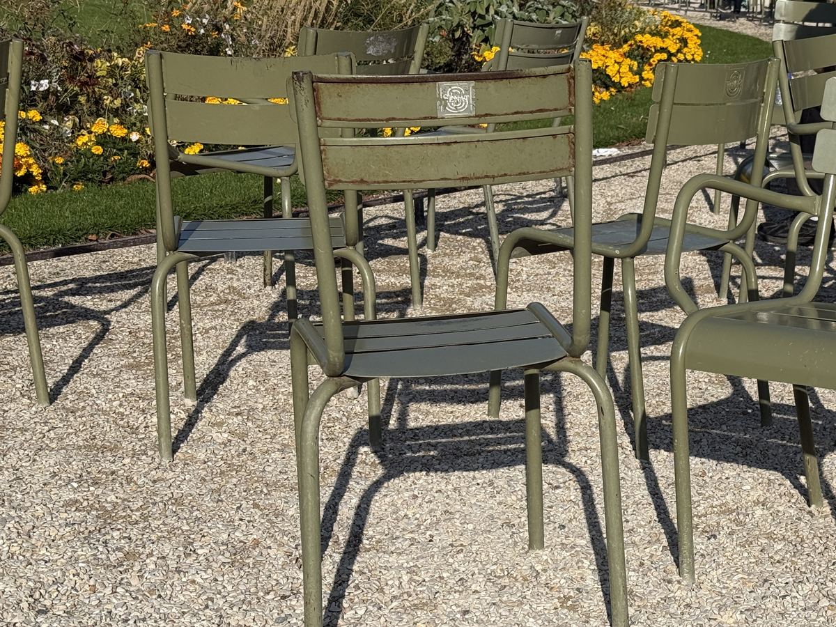 Chaises de jardin vertes sur le gravier du jardin du Luxembourg
