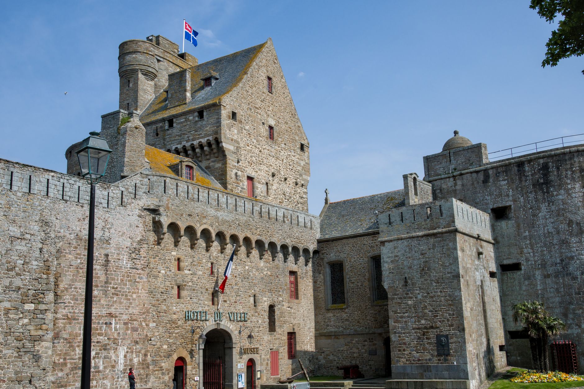 Emmanuel Macron face à l'avenir incertain de Saint-Pierre-et-Miquelon : un symbole des territoires à sauver