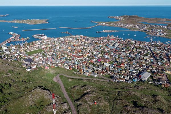 Emmanuel Macron face à l&rsquo;avenir incertain de Saint-Pierre-et-Miquelon : un symbole des territoires à sauver