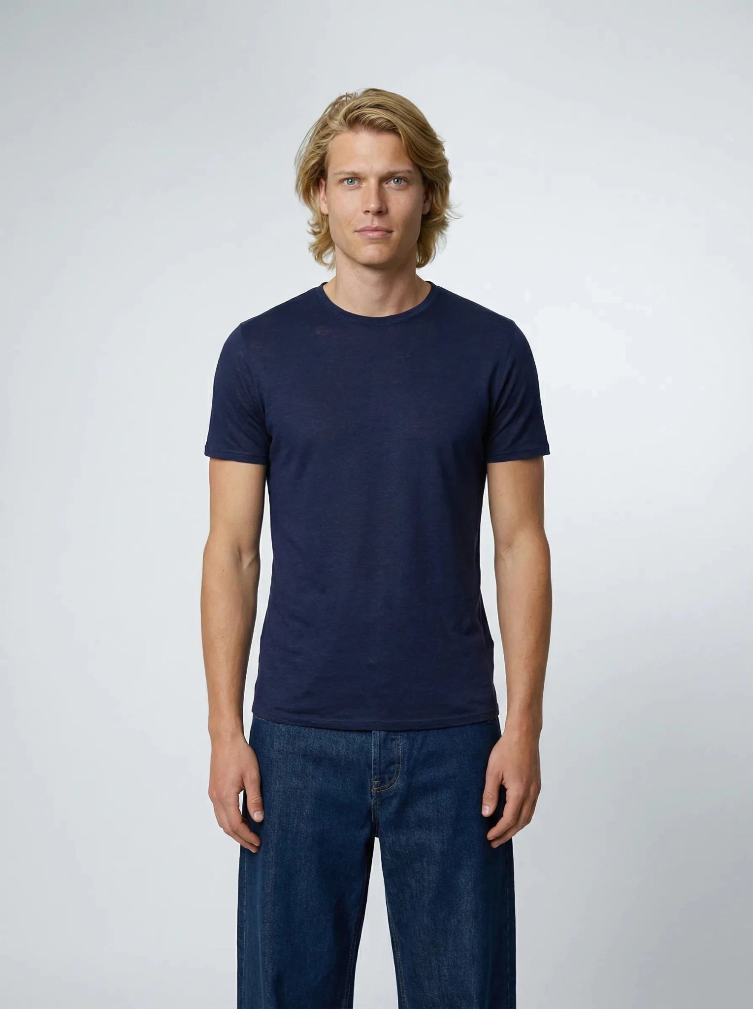 Homme portant un t-shirt en lin bleu marine ajusté, coupe près du corps