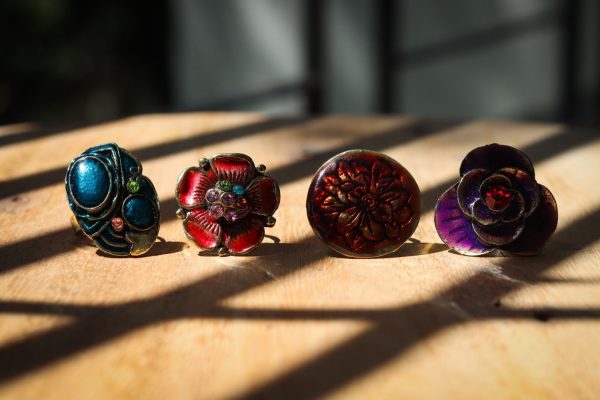 Bijoux artisanaux en bois : bien choisir l&rsquo;essence et la finition