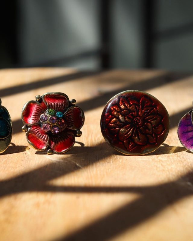 Bijoux artisanaux en bois : bien choisir l&rsquo;essence et la finition
