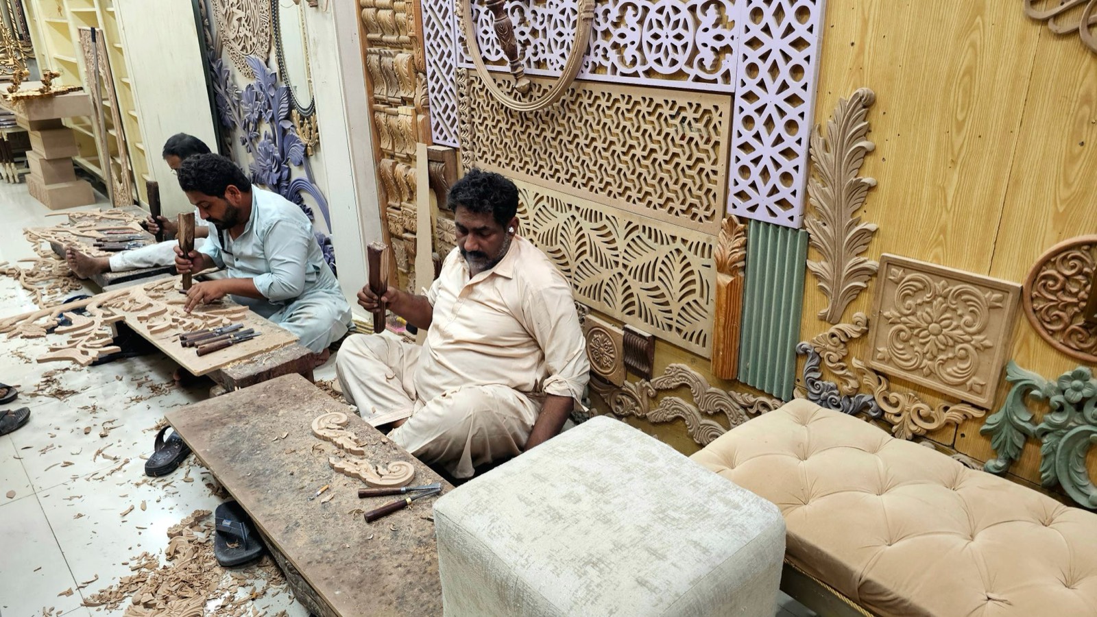 Artisan sculptant un bracelet en bois dans son atelier