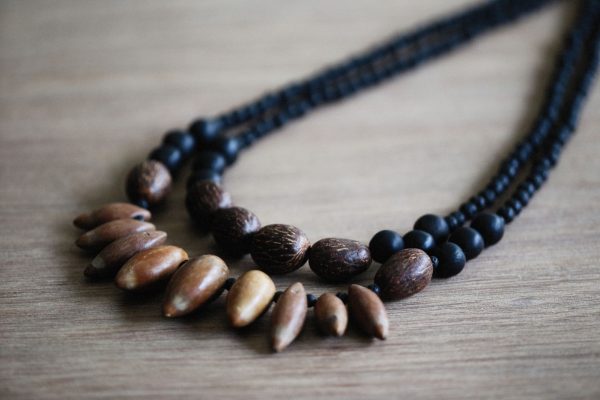 Bijoux artisanaux ethniques : symboles, matières et origines