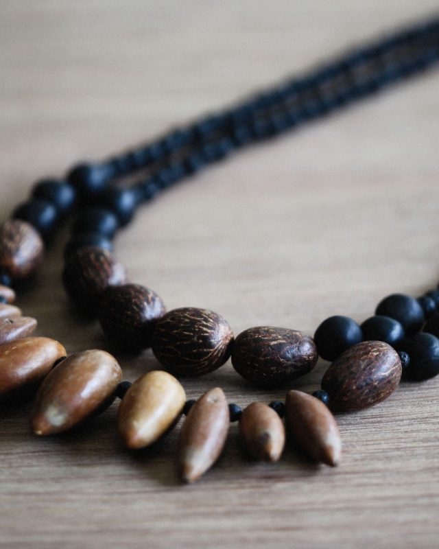 Bijoux artisanaux ethniques : symboles, matières et origines