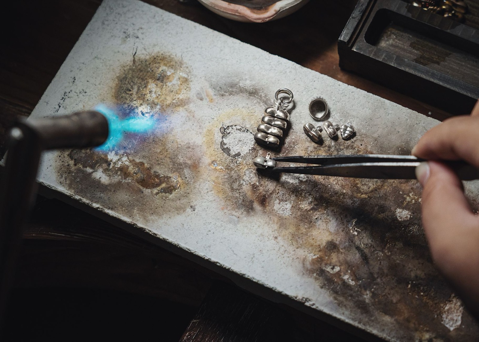 bracelet artisanal en argent façonné à la main par un orfèvre