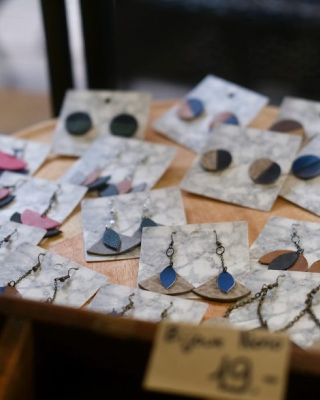Bijoux artisanaux : reconnaître le vrai fait main avant d&rsquo;acheter