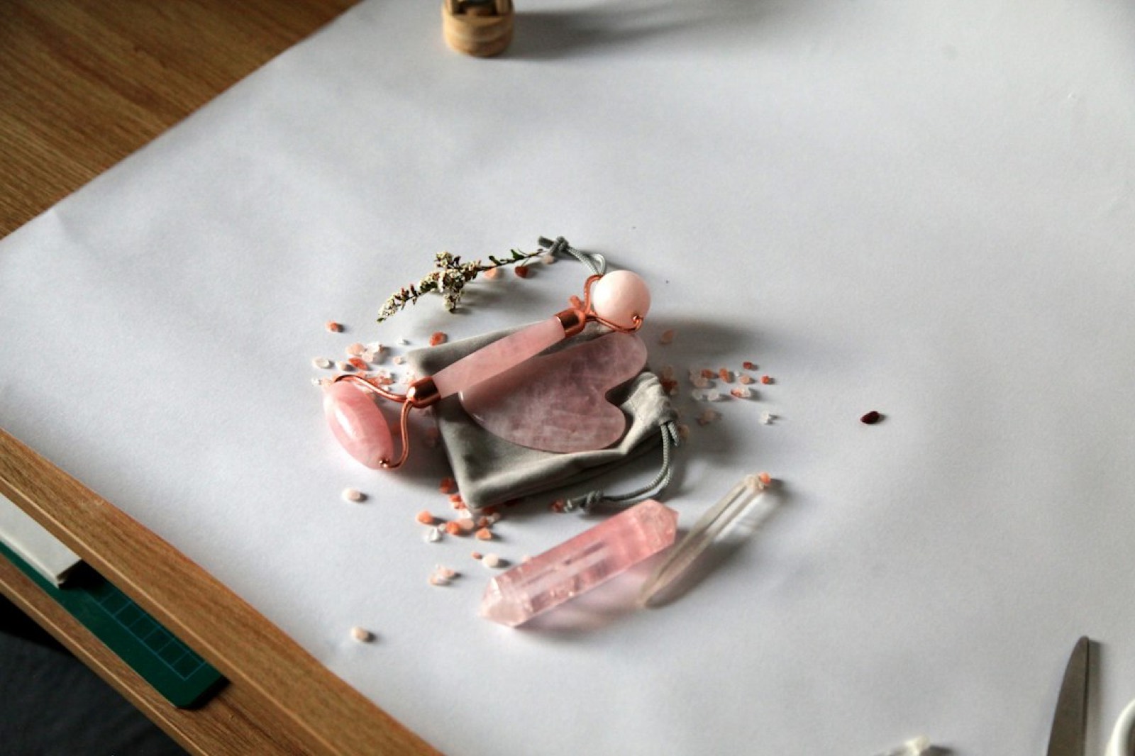 Établi de création avec bijoux en pâte polymère colorée en cours de façonnage