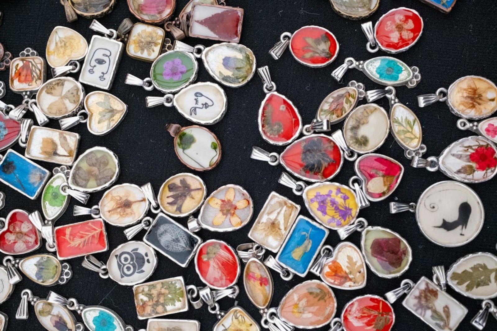 Pendentif en résine avec poudre de mica et reflets irisés