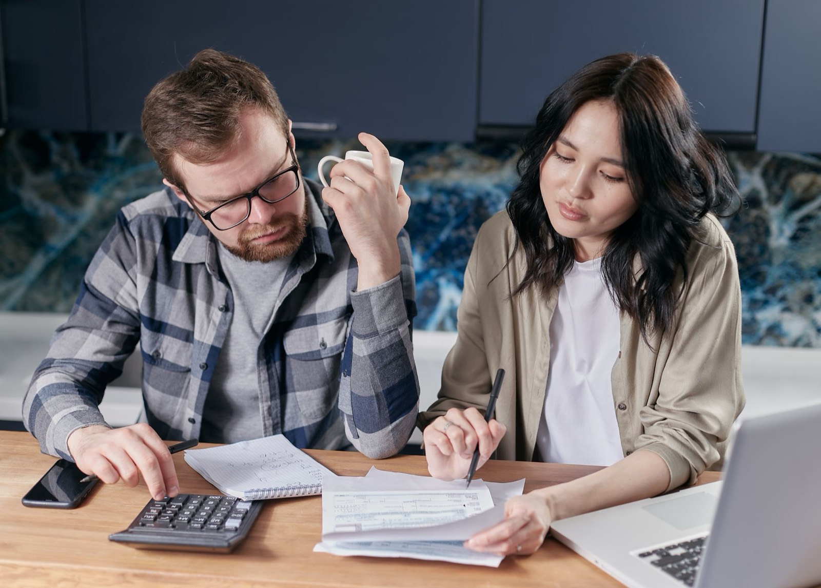 Planification du budget familial avec papiers et calculatrice sur une table
