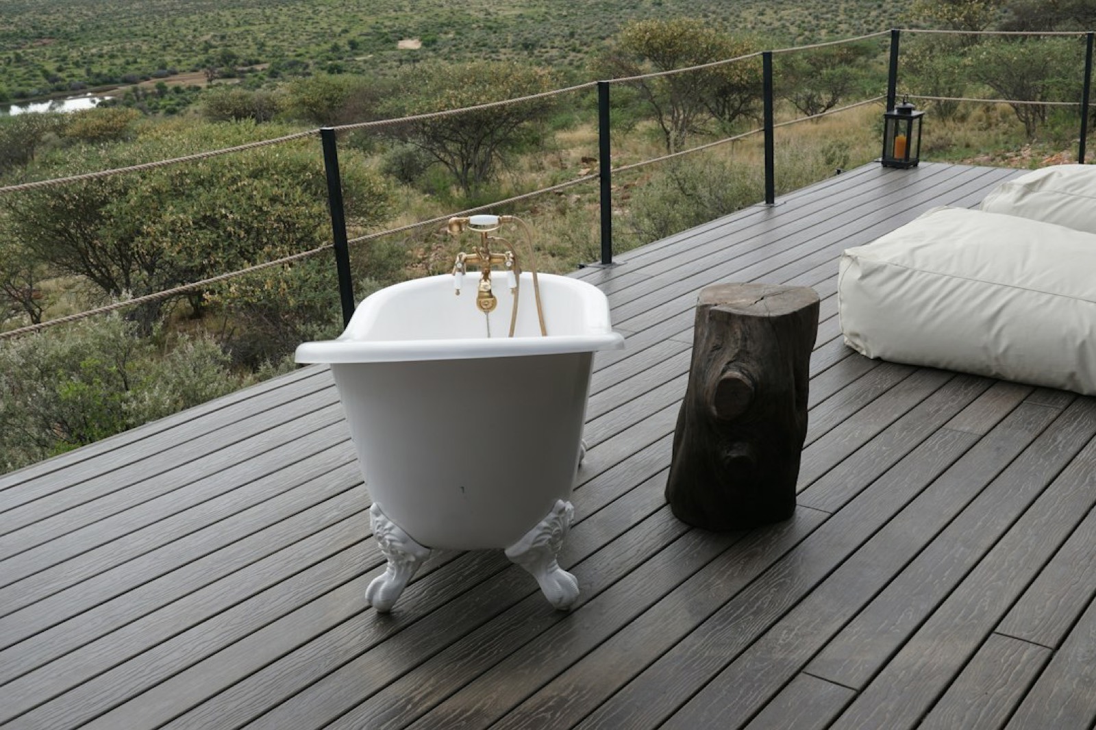 Bain chaud extérieur sur une terrasse en bois, pour une nuit en lodge à deux en Provence