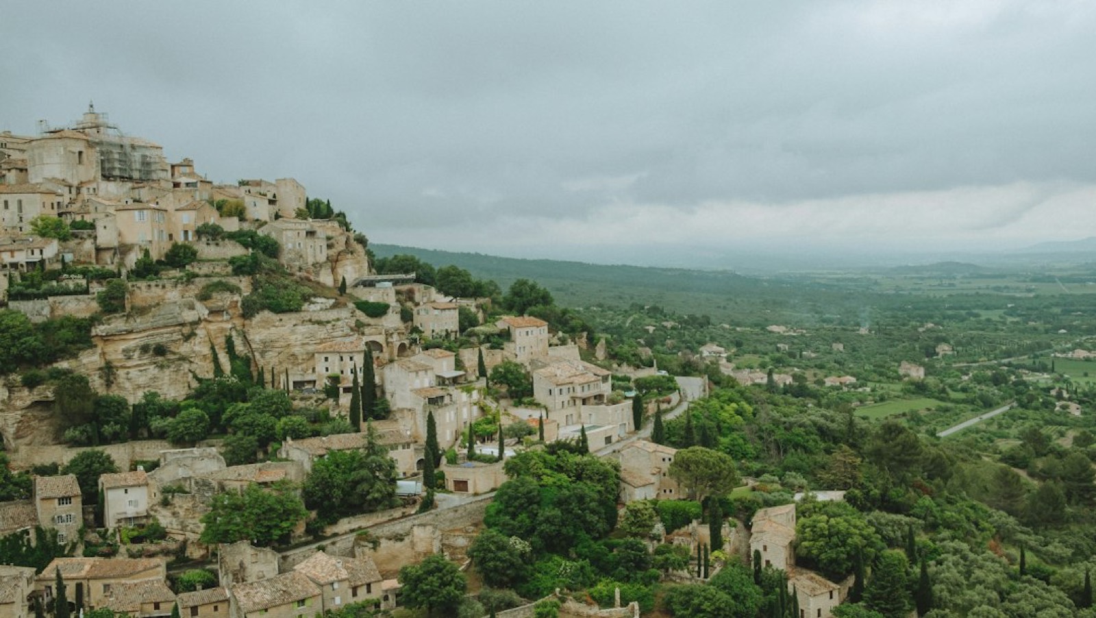 Village provençal sur une colline entourée de vignes, entre Ventoux et Luberon