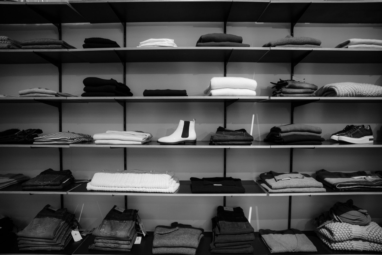 Vêtements en lin pliés sur une étagère de placard