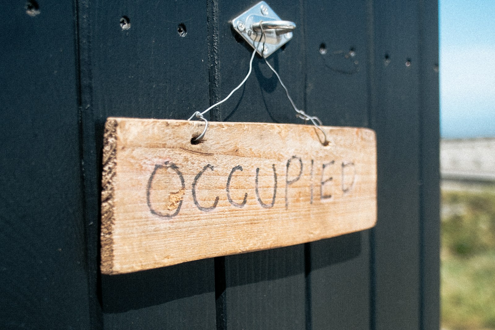 Quand les squatteurs redéfinissent les règles du jeu : une maison transformée en scène de négociation