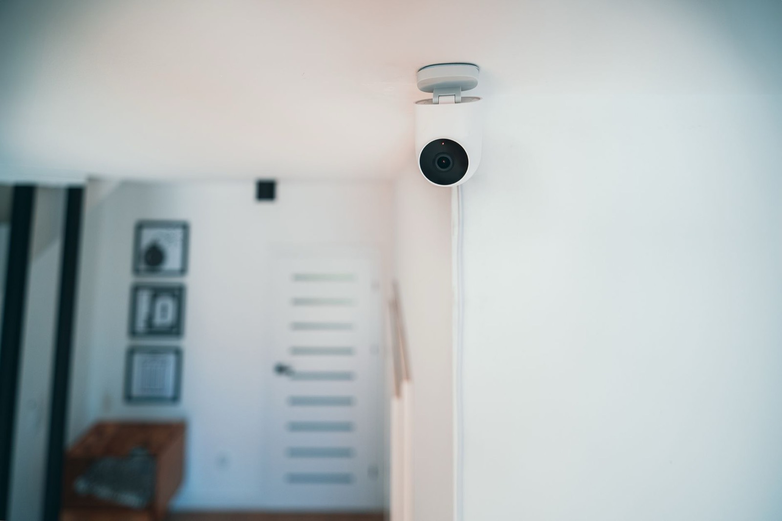 Détecteur de fumée fixé au plafond, un emplacement fréquent pour dissimuler une caméra espion