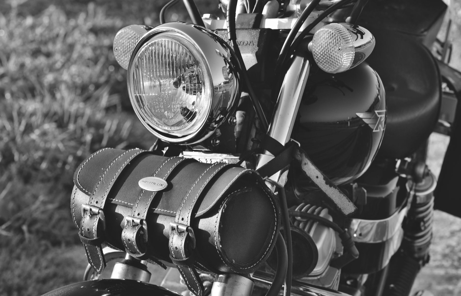 petits accessoires en cuir pour motard posés sur une table