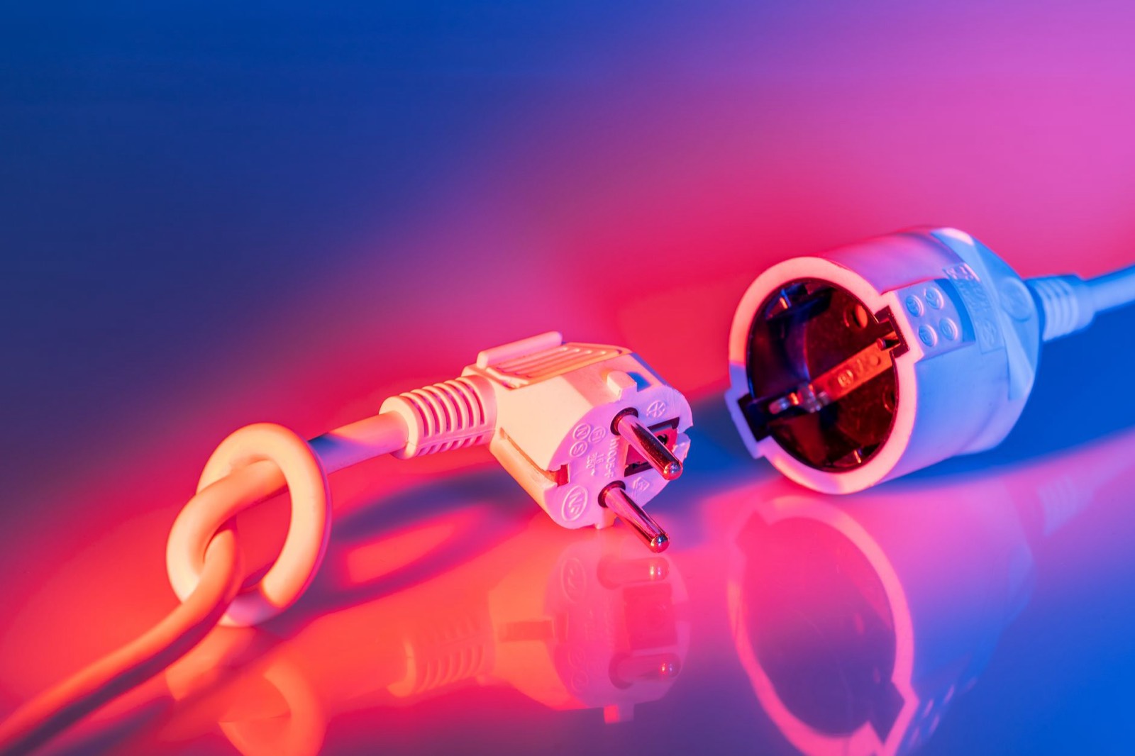 Rallonge électrique branchée près d'une lampe dans un salon