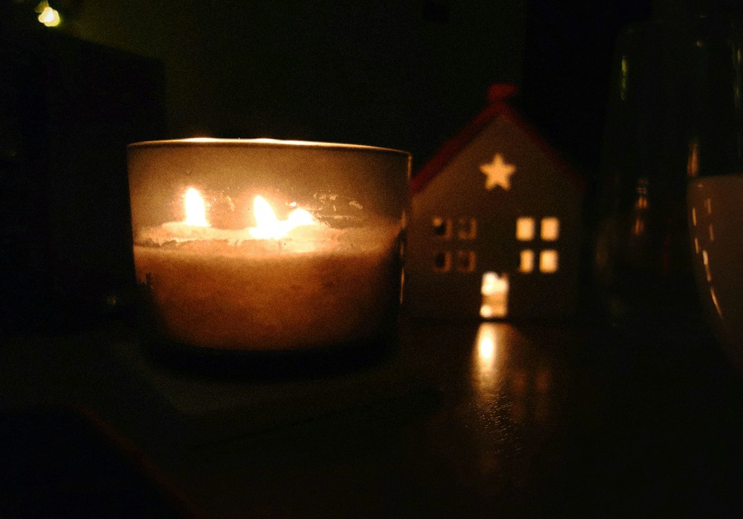 Bougie allumée dans une maison plongée dans le noir pendant une coupure de courant