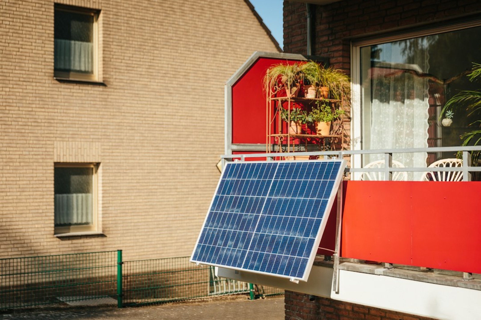 Panneau solaire installé sur un balcon et relié à une batterie portable
