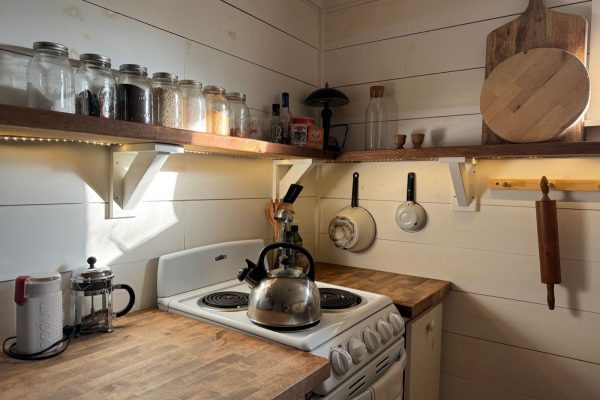Petit espace cocooning : les astuces rangement qui changent tout