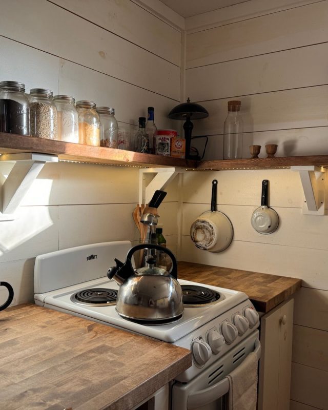 Petit espace cocooning : les astuces rangement qui changent tout