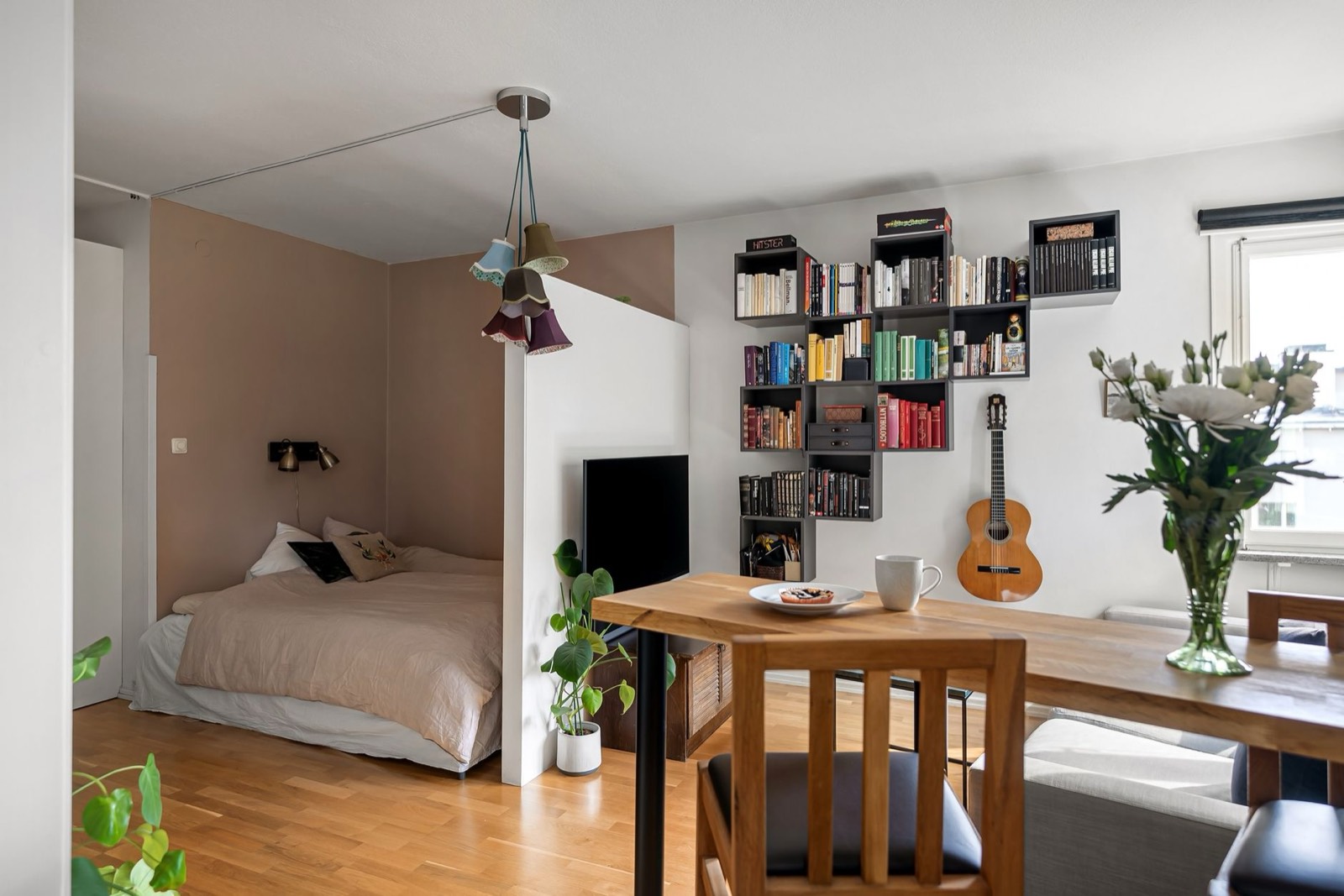Étagères en bois dans un espace de vie compact