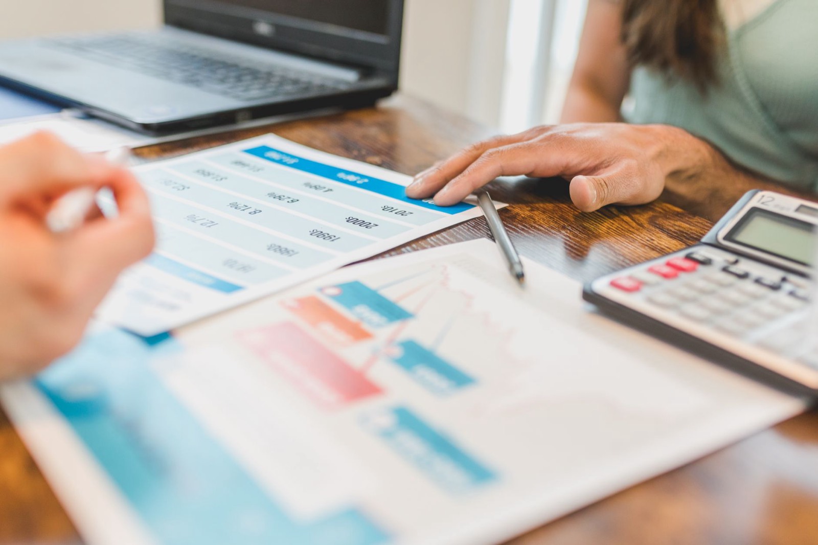 documents financiers et calculatrice sur un bureau pour analyser un dossier d'investissement