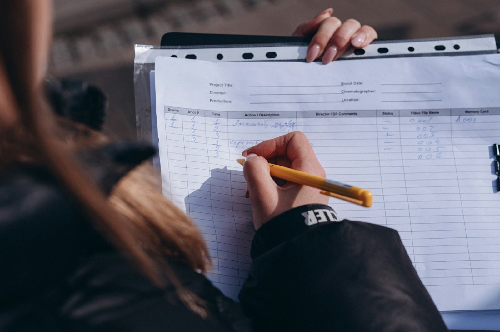 Tableur de suivi d'actions, carnet de notes et stylo posés sur un bureau d'investisseur particulier