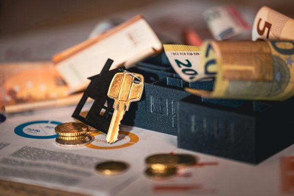 Quand les squatteurs redéfinissent les règles du jeu : une maison transformée en scène de négociation