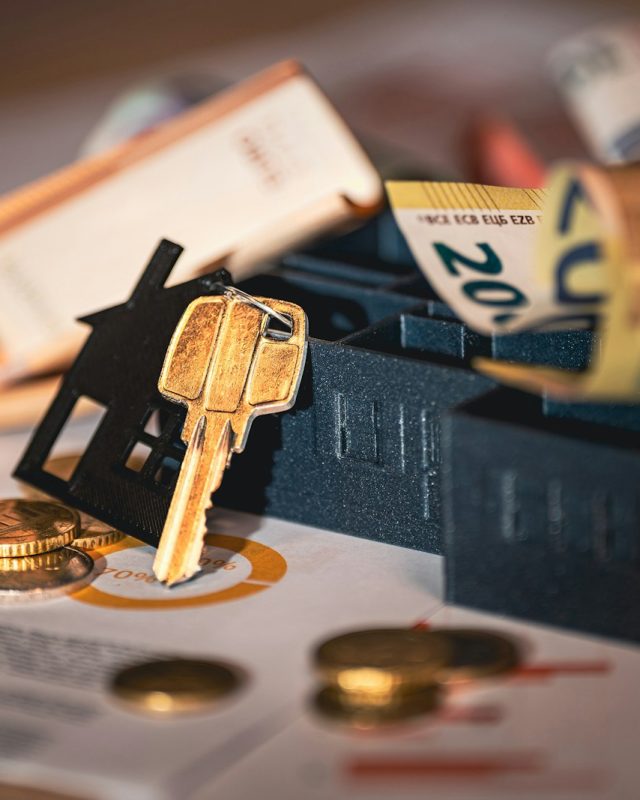 Quand les squatteurs redéfinissent les règles du jeu : une maison transformée en scène de négociation