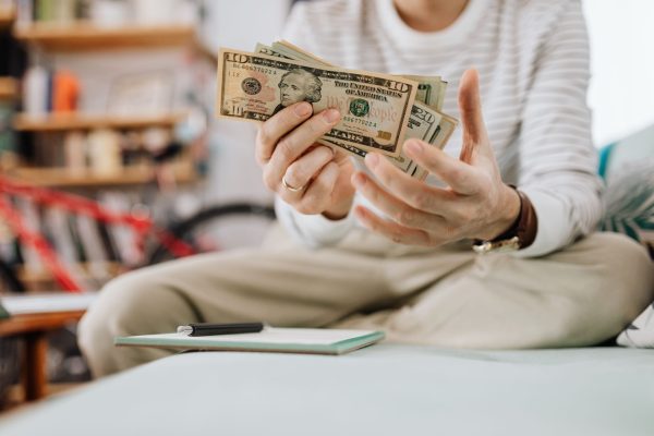 Dès maintenant, vont-ils vraiment augmenter vos salaires face à l&rsquo;inflation ?