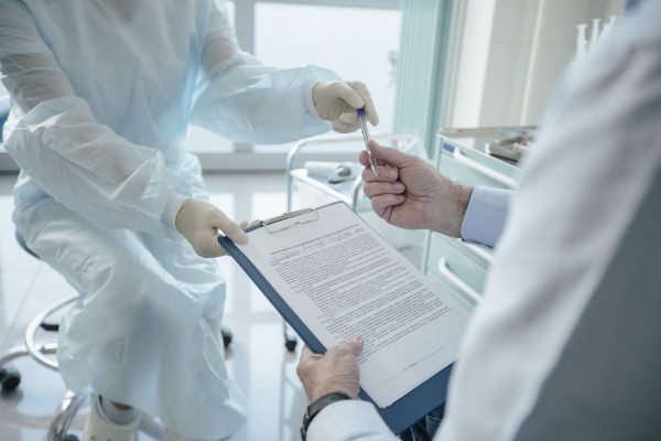 Un retraité de 68 ans prêt à tout pour 9 000 euros face à l&rsquo;Assurance maladie