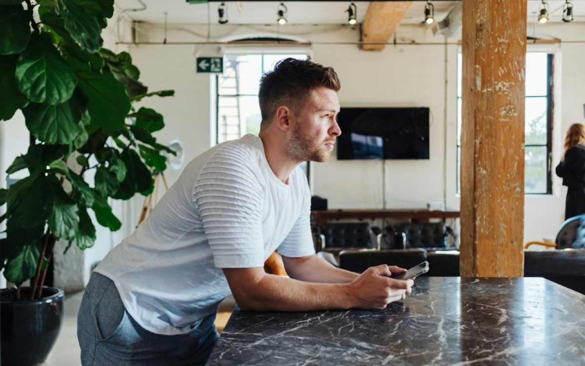 T-shirt en lin pour homme au bureau : coupe, col et pli assumé