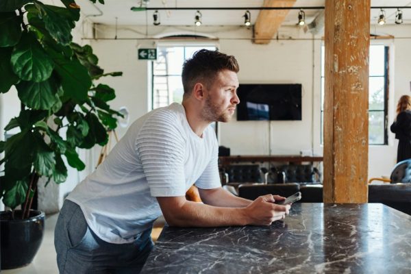 T-shirt en lin pour homme au bureau : coupe, col et pli assumé