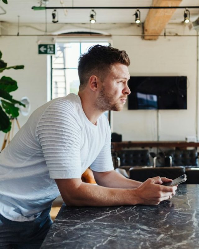T-shirt en lin pour homme au bureau : coupe, col et pli assumé